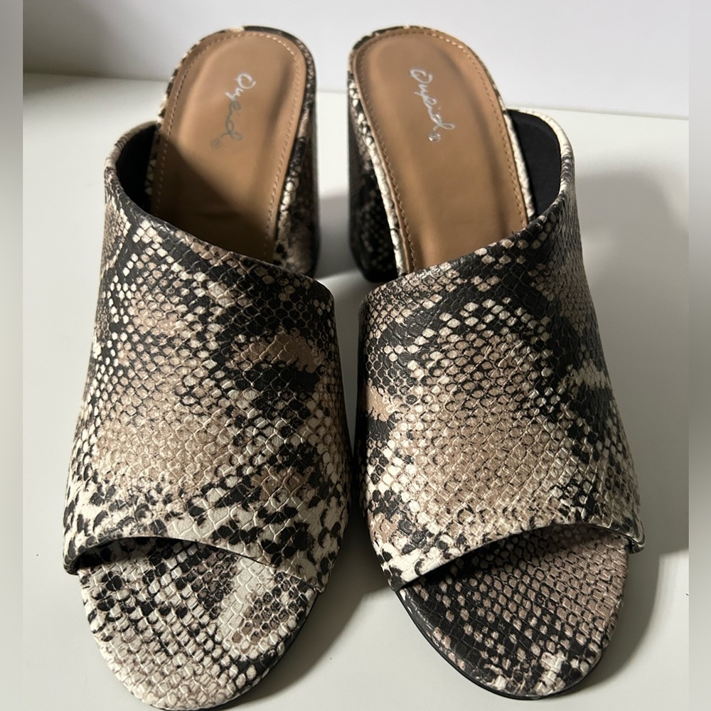 QUPID NEW Snakeskin Block Sandals - size 9